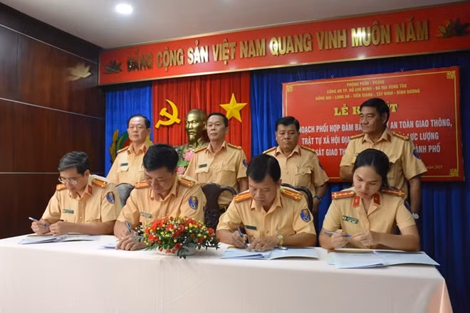 Lãnh đạo các đơn vị cùng ký kết kế hoạch phối hợp.