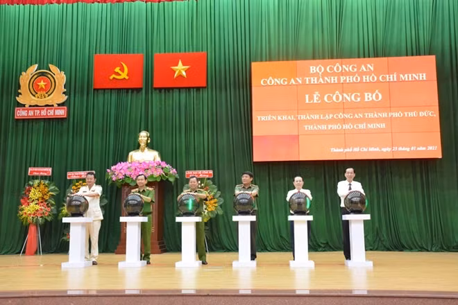 Các đại biểu nhấn nút chính thức thành lập Công an TP Thủ Đức.