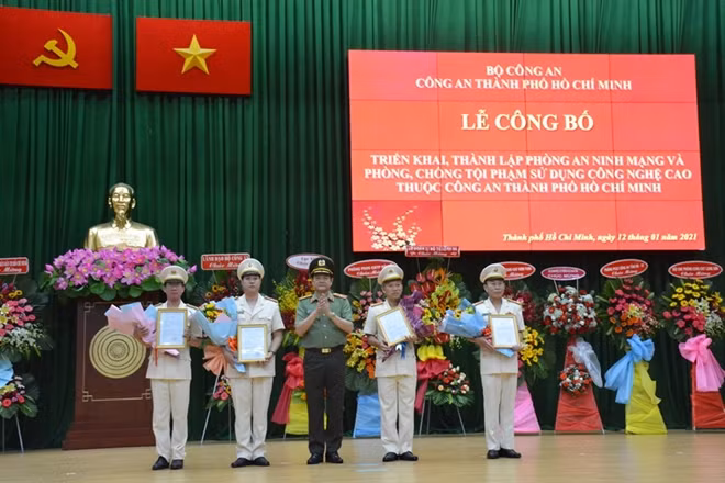Thiếu tướng Lê Hồng Nam, Giám đốc Công an TP Hồ Chí Minh, trao quyết định của Bộ trưởng Bộ Công an cho Ban lãnh đạo của Phòng An ninh mạng và phòng, chống tội phạm công nghệ cao.