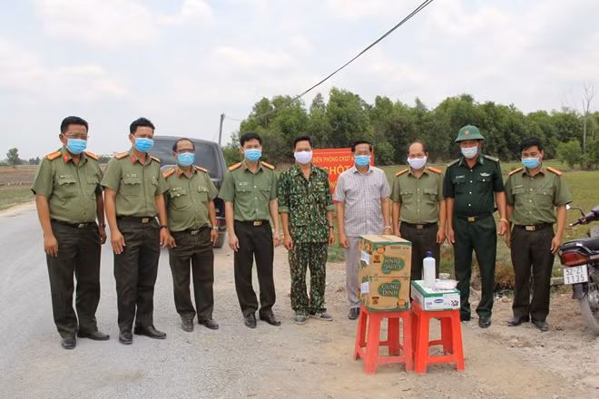 Ban Giám đốc Công an tỉnh Tây Ninh thăm, tặng quà chốt phòng chống dịch COVID-19 số 14 (ảnh Minh Nhật).