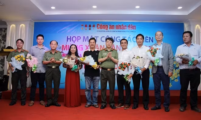 Đại tá Phạm Khải, Tổng Biên tập Báo CAND cùng Đại tá Trần Kim Thẩm, Phó tổng Biên tập tặng hoa cảm ơn các Nhà hảo tâm đồng hành cùng Báo CAND trong Chương trình Tết vì người nghèo năm 2021.