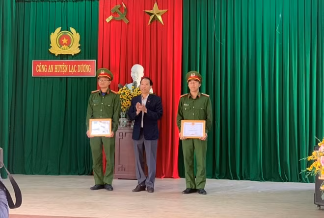 Ông Sử Thanh Hoài, Chủ tịch UBND huyện Lạc Dương khen thưởng cho các tập thể, cá nhân tham gia phá án