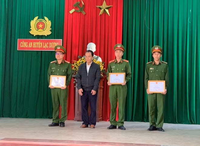 UBND huyện Lạc Dương khen thưởng cho các tập thể, cá nhân tham gia phá án