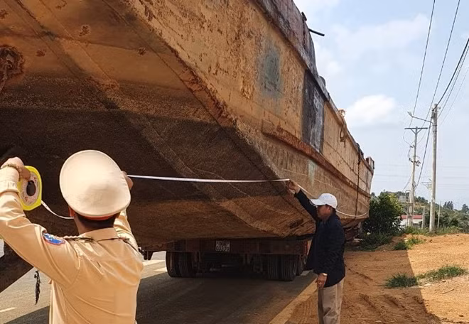 Lực lượng chức năng đo sà lan siêu trường, siêu trọng