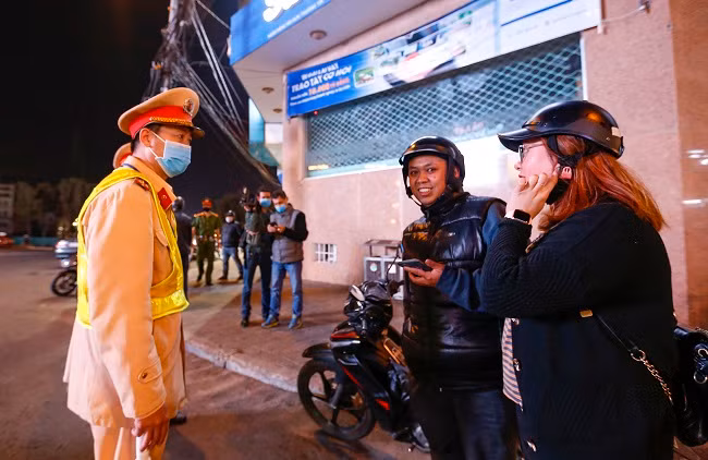 CSGT dừng xe người không đeo khẩu trang khi tới nơi công cộng