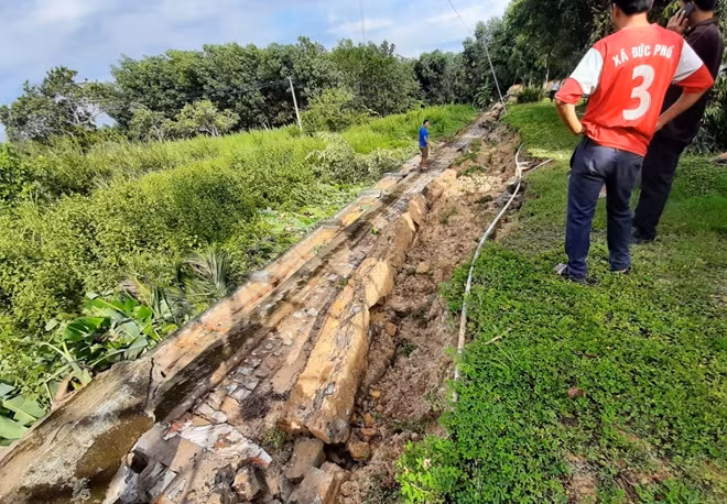 Tường rào bị sập đổ