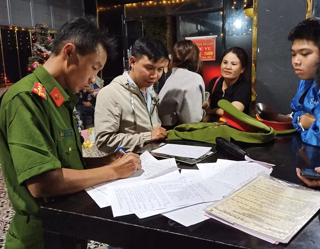 Lực lượng chức năng lập biên bản vi phạm hành chính chủ cơ sở kinh doanh karaoke vi phạm Lực lượng chức năng lập biên bản vi phạm hành chính chủ cơ sở kinh doanh karaoke vi phạm