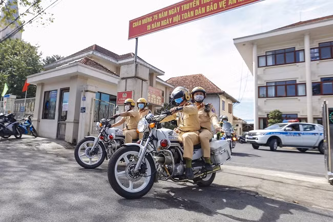 CSGT-TT Đà Lạt ra quân thực hiện tháng cao điểm ATGT CSGT-TT Đà Lạt ra quân thực hiện tháng cao điểm ATGT