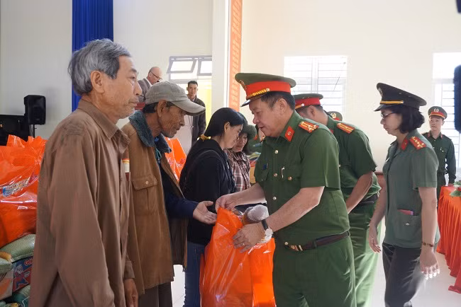 Công an huyện Đức Trọng trao 90 phần quà Tết cho bà con nghèo xã Đạ Quyn