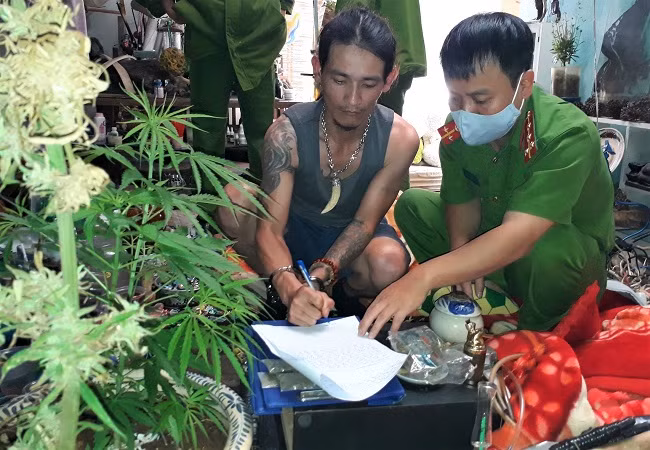 Công an lập biên bản đối với Phạm Đình Bình Công an lập biên bản đối với Phạm Đình Bình
