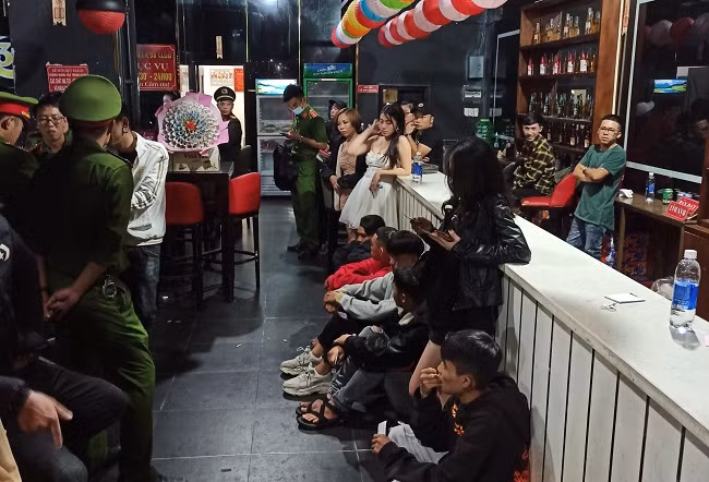 Công an huyện Đức Trọng kiểm tra hành chính phát hiện nhiều thanh niên sử dụng chất ma túy trong quán karaoke Công an huyện Đức Trọng kiểm tra hành chính phát hiện nhiều thanh niên sử dụng chất ma túy trong quán karaoke