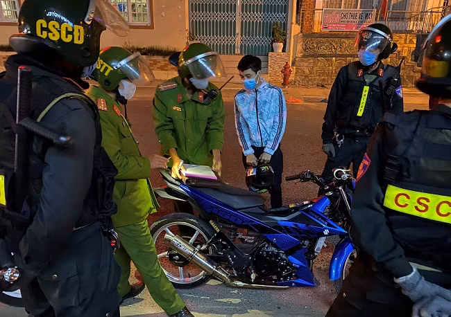 Lực lượng chức năng phối hợp kiểm tra các xe môtô tại TP Đà Lạt