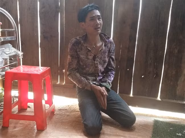 Bị Công an bắt về hành vi tàng trữ trái phép chất ma túy, Phạm Văn Lượng quỳ gối xin tha