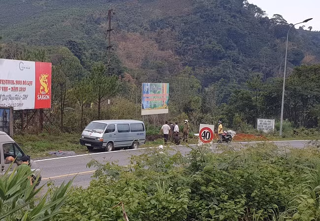 Khu vực phát hiện thi thể người đàn ông treo cổ trên cây Khu vực phát hiện thi thể người đàn ông treo cổ trên cây