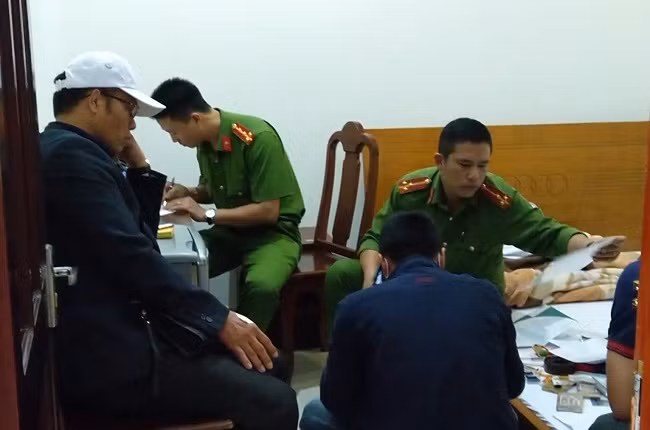 Lực lượng chức năng kiểm tra hành chính phòng ở của nhóm đối tượng