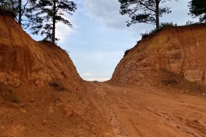 Xẻ đôi quả núi để khai thác đá