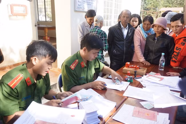 Công an huyện Đức Trọng đã tổ chức làm CMND cho bà con xã Đạ Quyn