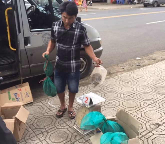 Nguyễn Thế Học và tang vật.