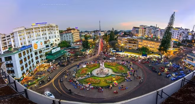 Tỉnh Lâm Đồng cấm tụ tập, quay phim, chụp hình trên nhiều tuyến đường tại TP Đà Lạt. Ảnh Đinh Văn Biên