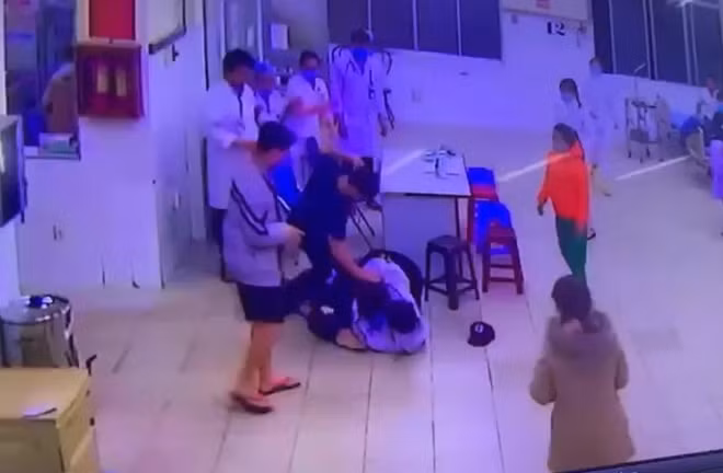 Người áo đen tấn công bảo vệ bệnh viện, đánh điều dưỡng khoa Cấp cứu Bệnh viện Đa khoa Lâm Đồng. Ảnh cắt từ clip
