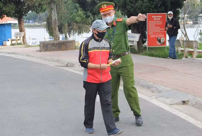 Những ngày tới, nếu người dân vẫn đổ ra hồ Xuân Hương đi thể dục có thể sẽ bị xử phạt