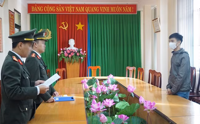 Công an tống đạt quyết định xử phạt vi phạm hành chính với T.V.N, quản trị fanpage "NLĐ"