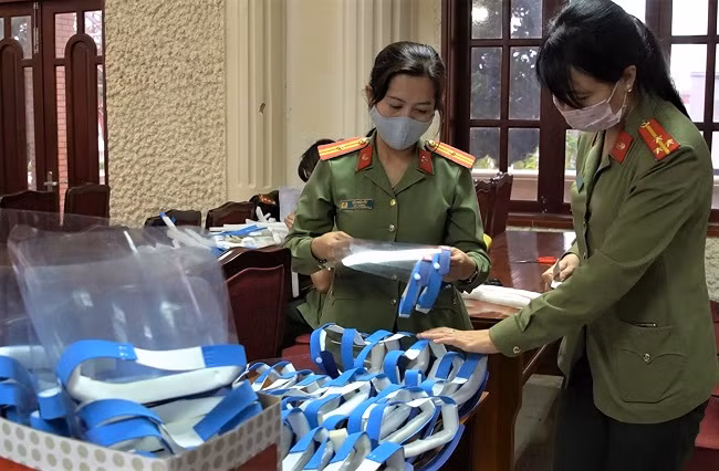 300 mặt nạ ngăn giọt bắt được Hội Phụ nữ Công an tỉnh Lâm Đồng làm tặng các chốt chống dịch