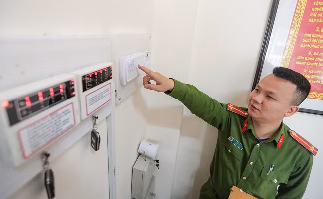 Vị trí đặt bộ thiết bị trung tâm báo động, điều khiển từ xa, kết nối hệ thống báo động từ 10 cơ sở kinh doanh vàng, bạc đặt tại trụ sở Công an phường 1, TP Đà Lạt Vị trí đặt bộ thiết bị trung tâm báo động, điều khiển từ xa, kết nối hệ thống báo động từ 10 cơ sở kinh doanh vàng, bạc đặt tại trụ sở Công an phường 1, TP Đà Lạt