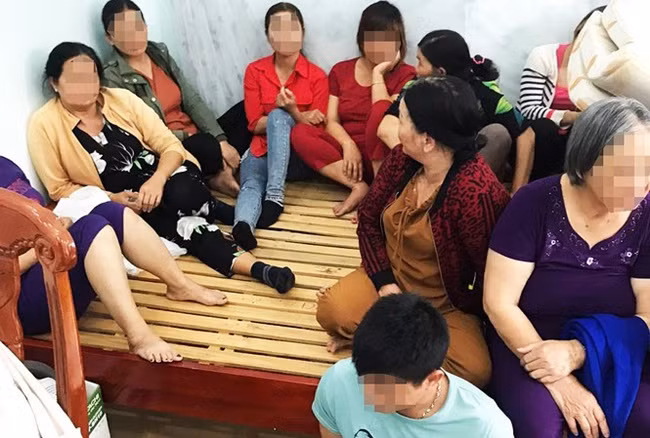 Các con bạc thời điểm bị Công an ập tới bắt giữ