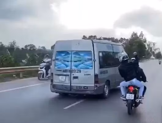 Xe khách này bị một nhóm "phượt thủ" tấn công dữ dội bằng gạch đá Xe khách này bị một nhóm "phượt thủ" tấn công dữ dội bằng gạch đá