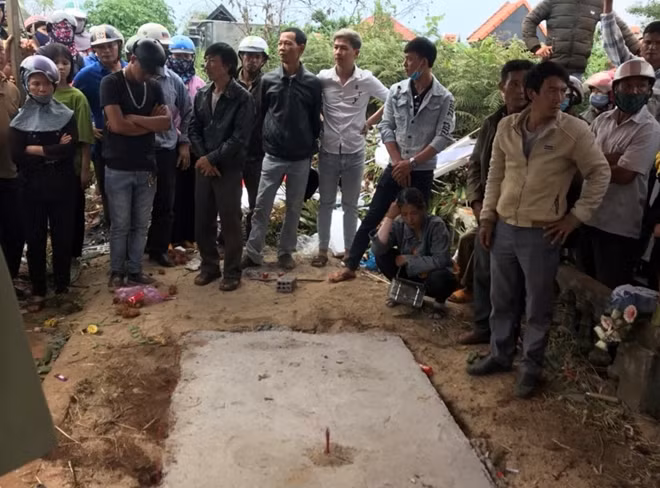 Gia đình khai quật ngôi mộ để đưa thi thể anh Trần Nho Vương về an táng lại