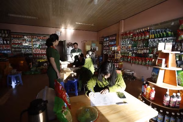 Thời điểm lực lượng chức năng kiểm tra cơ sở "Đặc sản Đà Lạt" Thùy Trang