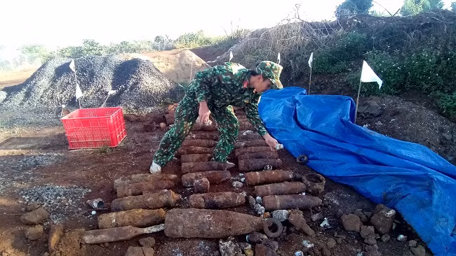 Kho đạn pháo được phát hiện tại gia đình ông Cao Bá Duy Kho đạn pháo được phát hiện tại gia đình ông Cao Bá Duy