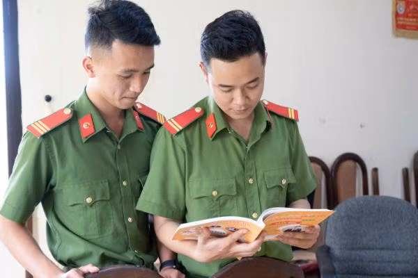 Phan Văn Bá (phải) đạt 29,1 điểm trong kỳ thi vừa qua Phan Văn Bá (phải) đạt 29,1 điểm trong kỳ thi vừa qua