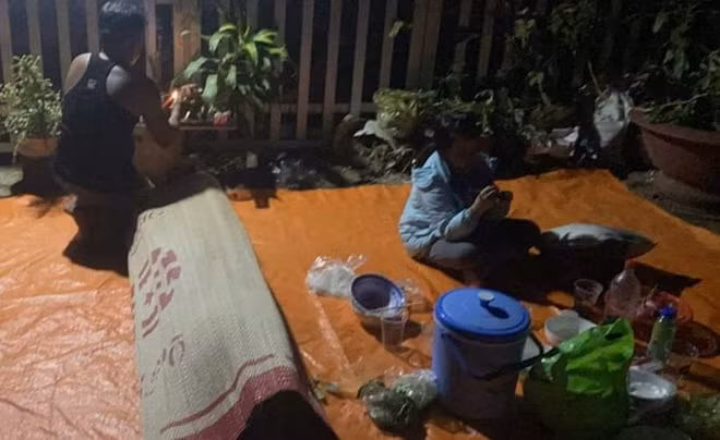 Nhiều người ăn ngủ tại chỗ để chờ vợ chồng bà Thúy trở về