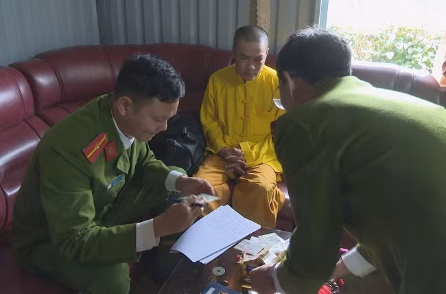 Kẻ lừa đảo núp bóng bậc chân tu