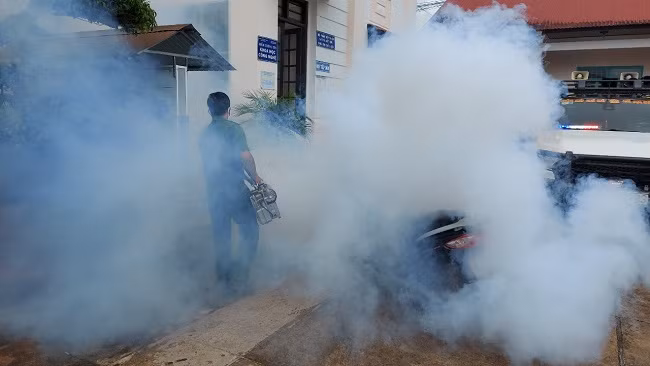 Lực lượng chức năng phun hóa chất phòng chống COVID-19 tại xã Đa Nhim, huyện Lạc Dương Lực lượng chức năng phun hóa chất phòng chống COVID-19 tại xã Đa Nhim, huyện Lạc Dương