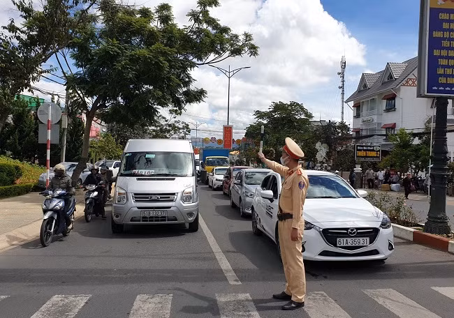 Lực lượng CSGT-TT Công an TP Đà Lạt căng mình điều tiết giao thông
