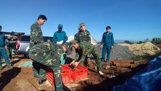 Lực lượng Công binh thu gom số đạn pháo Lực lượng Công binh thu gom số đạn pháo