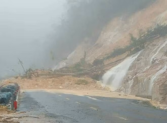 Một điểm sạt lở trên QL27C