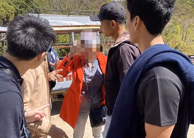 Người mặc áo cam được cho là bà Nguyễn Thị Thủy vào thời điểm hành hung du khách người Thái Lan