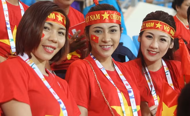 Cựu nữ hoàng điền kinh Đông Nam Á Vũ Thị Hương (trái) hoà nhịp vào dàn người đẹp. "Không còn thi đấu nữa nhưng tôi vẫn luôn sát cánh cùng đoàn Thể thao Việt Nam tại SEA Games lần này. Tôi mong rằng bóng đá, môn thể thao vua được mọi người chờ đợi năm nay sẽ có huy chương vàng", cô chia sẻ.