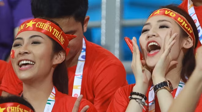 Hoa hậu Thu Thảo (trái) và á hậu Tú Anh (phải) cũng có mặt. Hai người đẹp luôn reo hò cổ vũ nhiệt tình cho Công Phượng và đồng đội theo từng đường bóng.