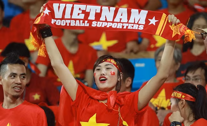 ... hò hét, cổ vũ suốt trận.