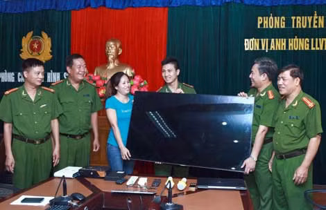 Chị Phương vui mừng nhận lại tài sản.