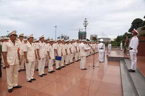 Dâng hoa báo công trước tượng đài Bác Hồ tại Quảng trường Hồ Chí Minh. Dâng hoa báo công trước tượng đài Bác Hồ tại Quảng trường Hồ Chí Minh.