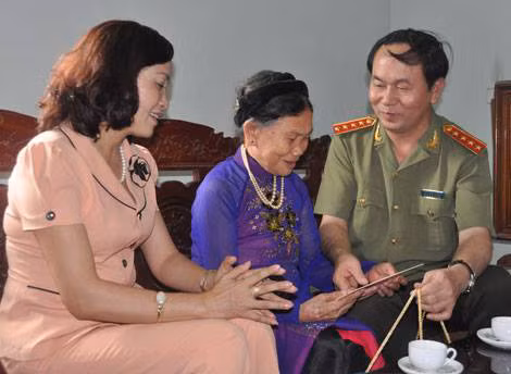 Bộ trưởng Trần Đại Quang thăm hỏi Mẹ Việt Nam Anh hùng Trần Thị Bé.