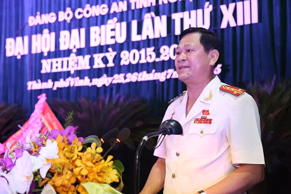 Đại tá Nguyễn Hữu Cầu, Giám đốc Công an tỉnh Nghệ An đọc báo cáo kiểm điểm nhiệm kỳ 2010 - 2015. Đại tá Nguyễn Hữu Cầu, Giám đốc Công an tỉnh Nghệ An đọc báo cáo kiểm điểm nhiệm kỳ 2010 - 2015.