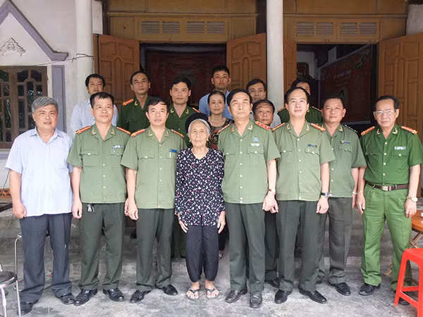 Thứ trưởng Đặng văn Hiếu chụp anh lưu niệm với gia đình bà Lê Thị Duyên.