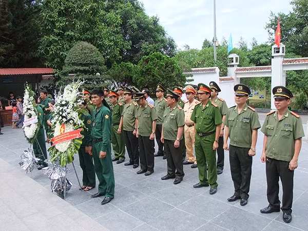 Đoàn dâng hương tại khu mộ 10 nữ Anh hùng thanh niên xung phong.